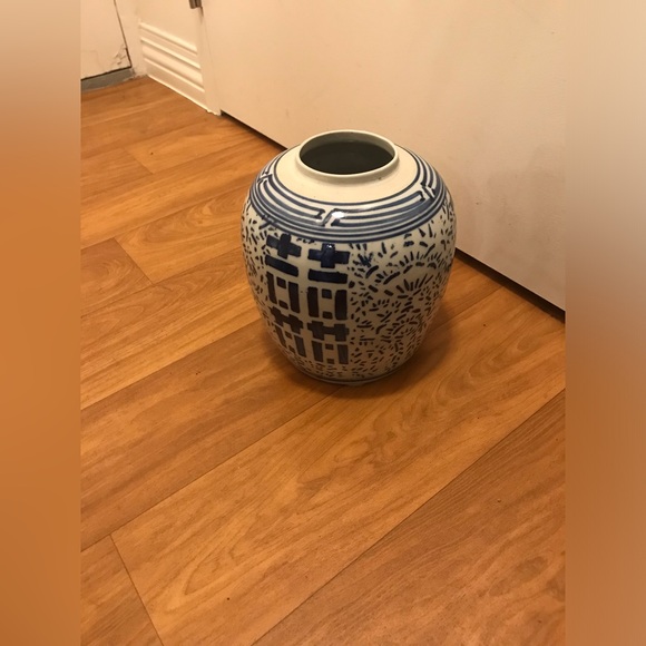 Vase - Picture 3 of 10